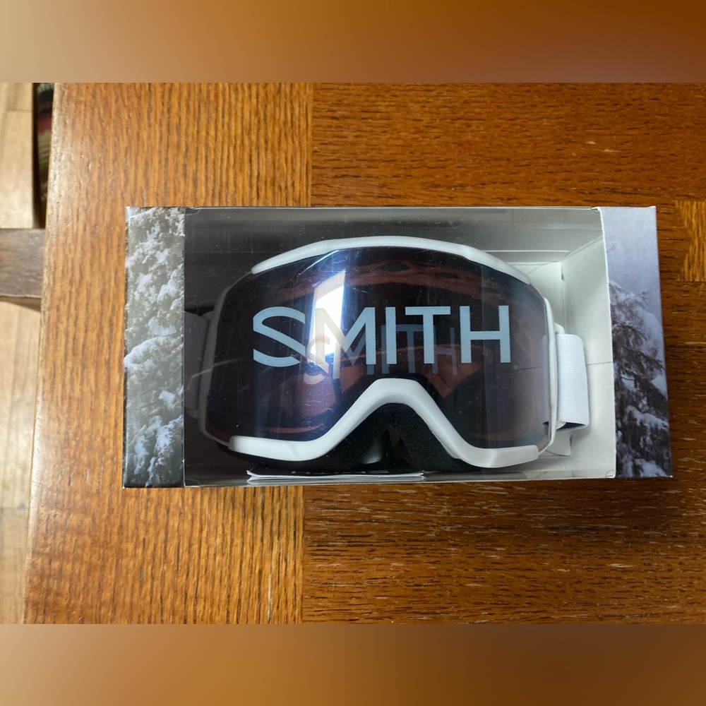 New In-box Youth Daredevil White Smith Goggles